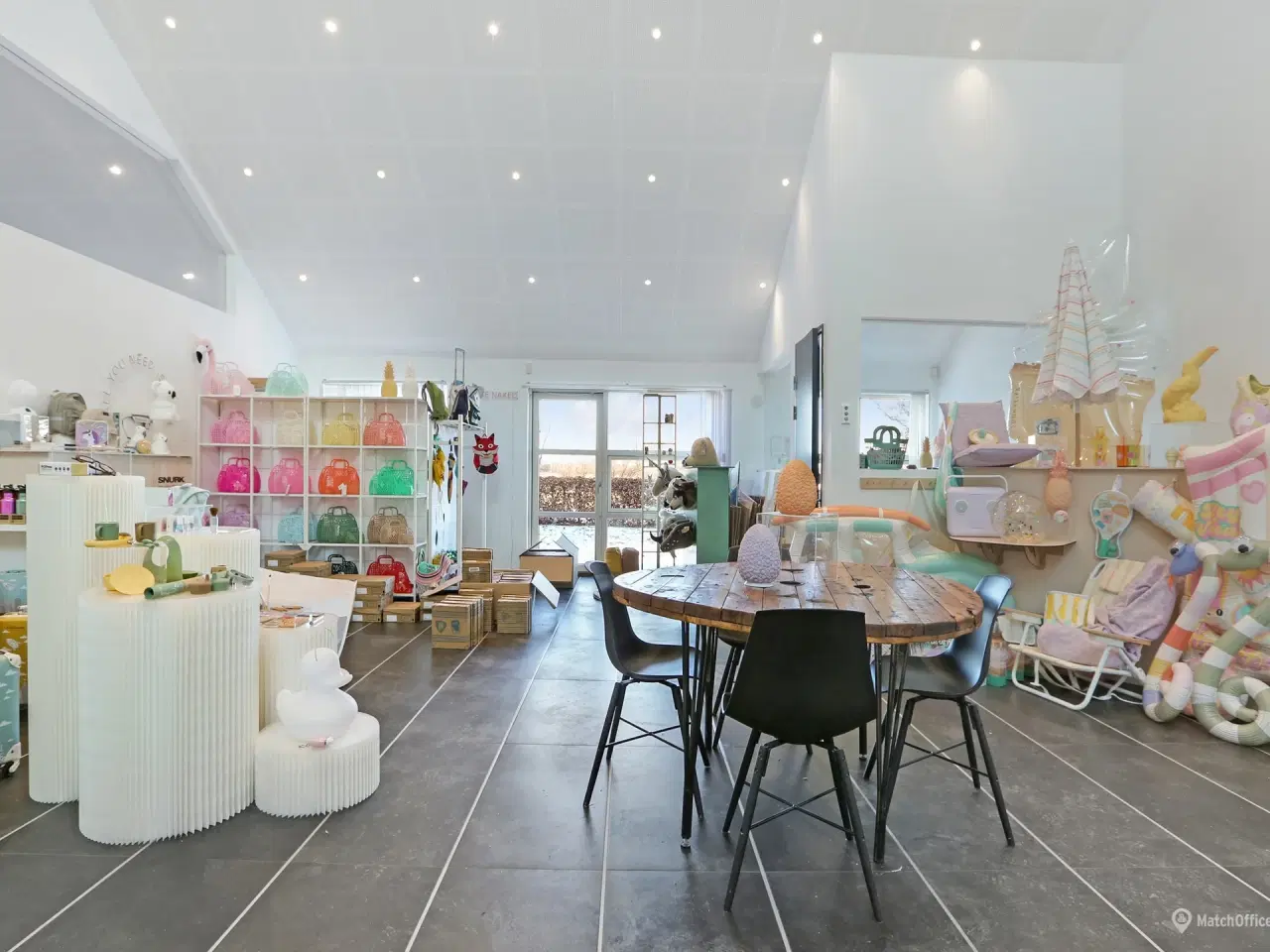 Billede 3 - Yderst indbydende kontor/showroom med højt til loftet samt fantastisk lysindfald som også indeholder mødelokale eller et lille kontor - Ring for mere info👍🏼