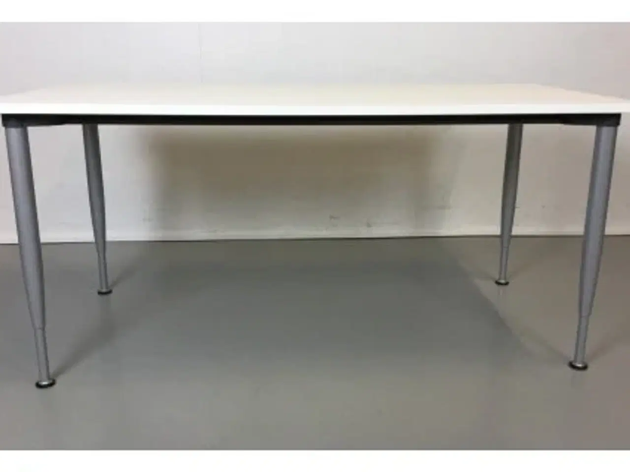 Billede 1 - Kinnarps konferencebord med hvid plade på grå ben