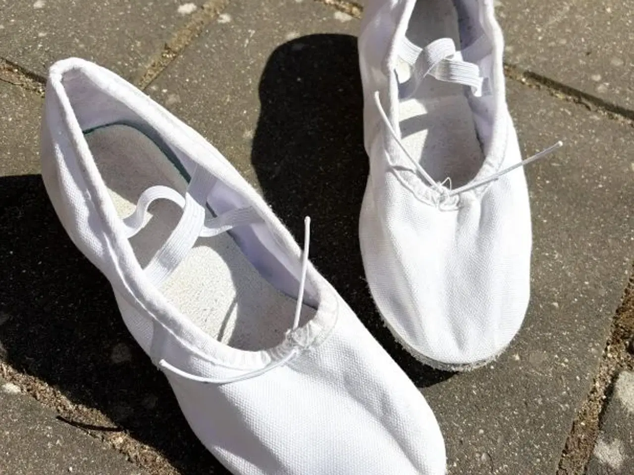 Billede 2 - Behagelig (danse)sko i lærred. Lille hæl.