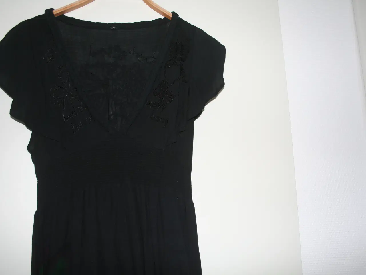Billede 2 - Flot sort kjole med dejlige farve for neden