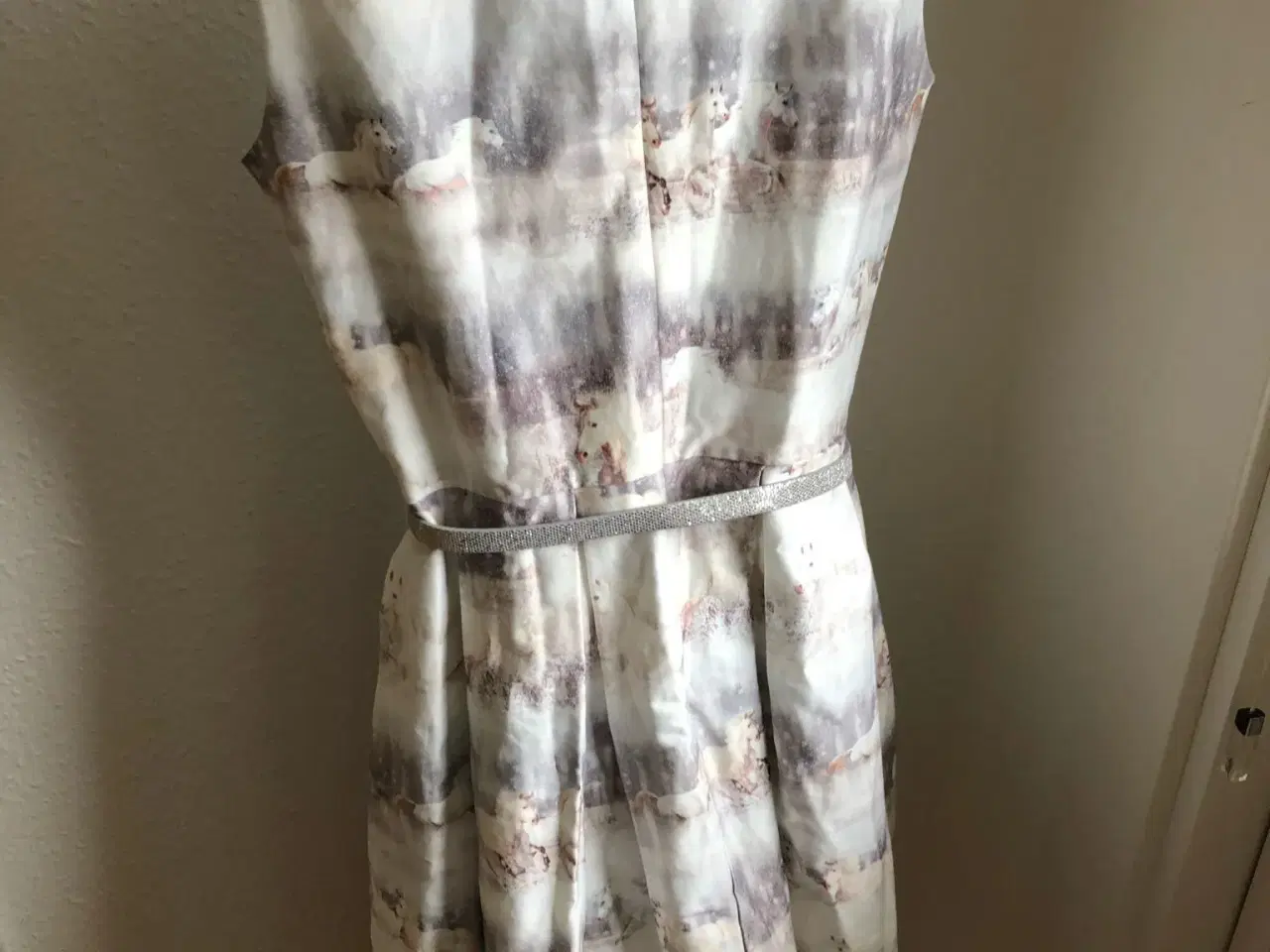 Billede 3 - Festkjiole med heste - smuk og speciel