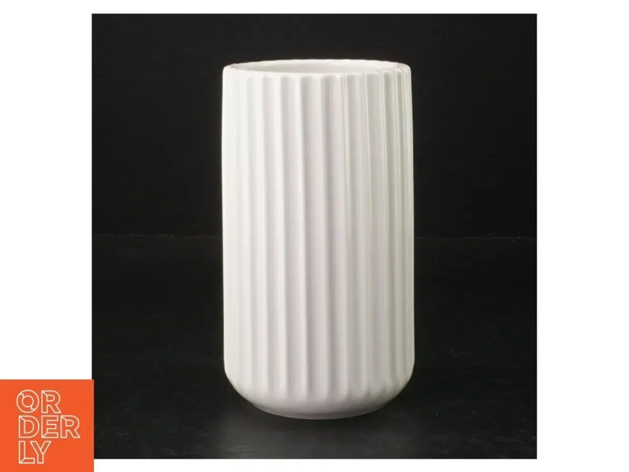 Billede 1 - Hvid keramisk vase fra Lyngby (str. 15 cm. 8 cm i diameter)