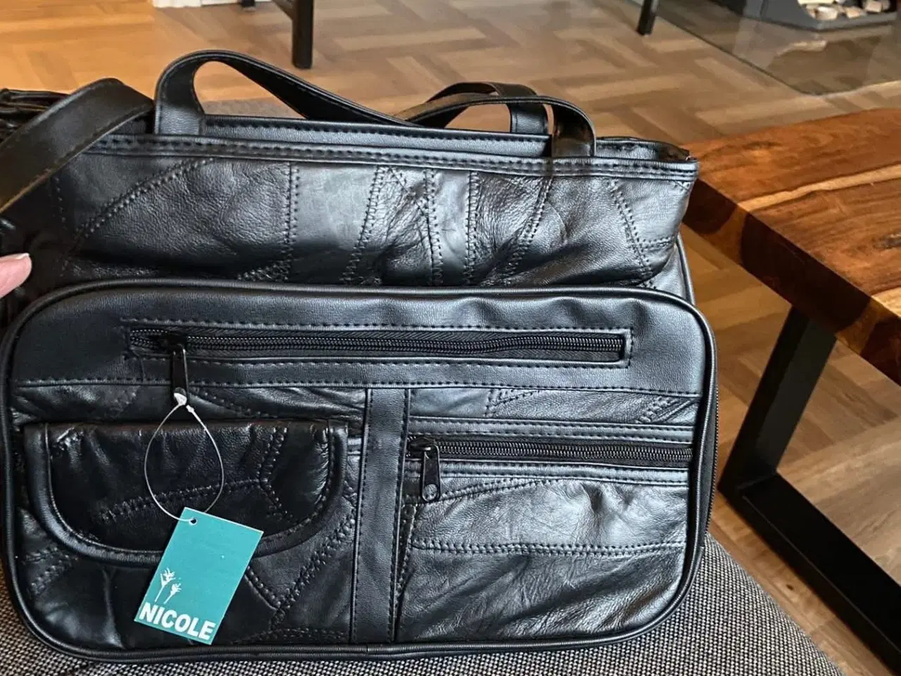 Billede 1 - Sort skuldertaske, Nicole