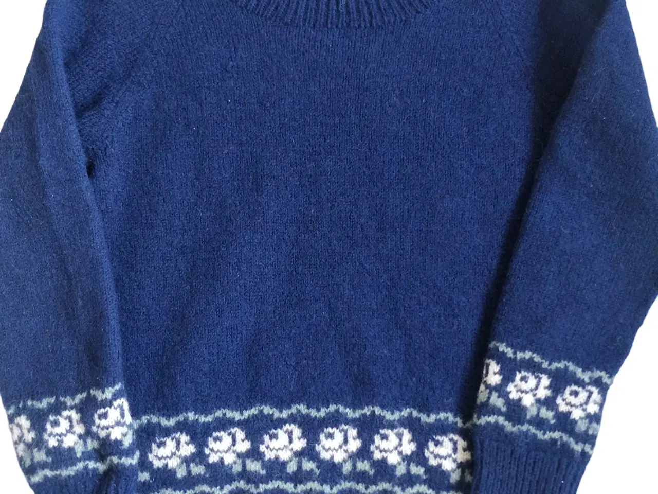 Billede 2 - Håndlavet strik sweater med hvide blomster