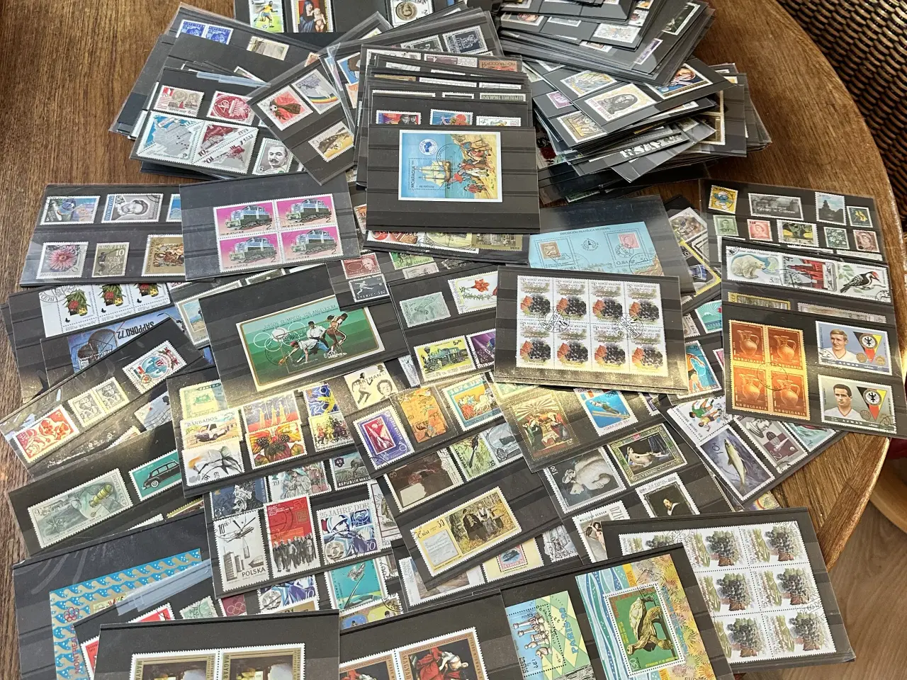 Billede 1 - Plancher med mange forskellige frimærker 