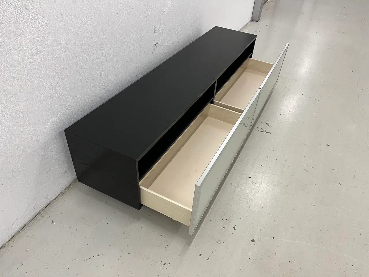 Billede 8 - Boconcept TV/media skænk i sort og med 2 skuffer.