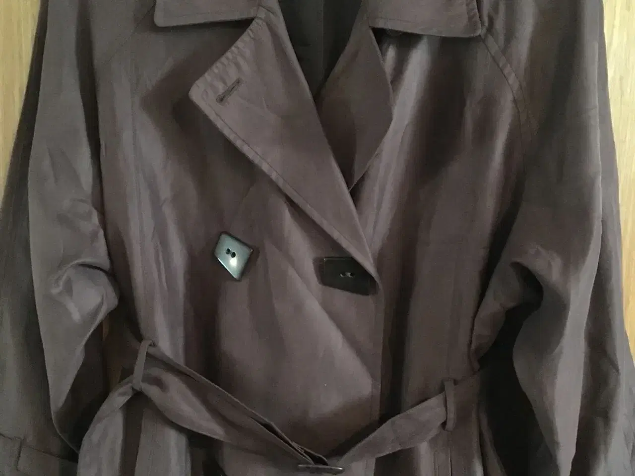 Billede 2 - Lækker mørkebrun frakke til salg