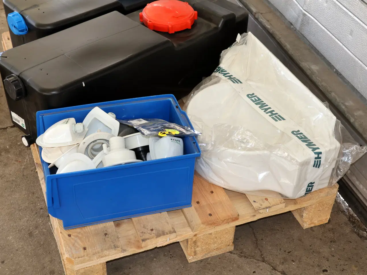 Billede 2 - 2 Stk Vandtanke, hjørnevask m.m. 