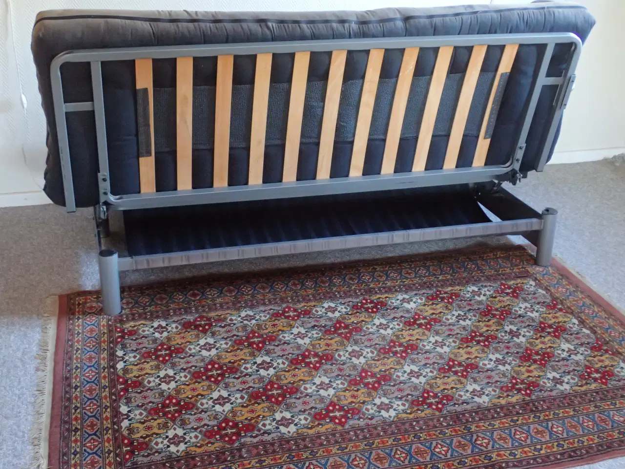 Billede 4 - Sovesofa FUTON med armlæn og magasin.