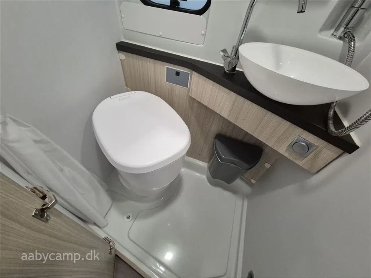 Billede 13 - 2020 - Adria Twin Axess 640 SL   langsgående senge. El-markise. 2x lithium. 2x TV. victron lader. victron booster. solceller. luft på bagaksel. Fyldegas.  kompressor køleskab. helårsdæk. undervognsbehandlet-.clesana Toilet.
