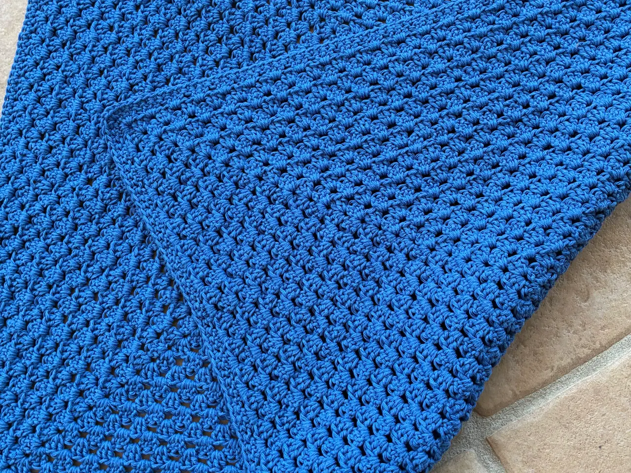 Billede 3 - Baby tæppe i hæklet blå farve. 