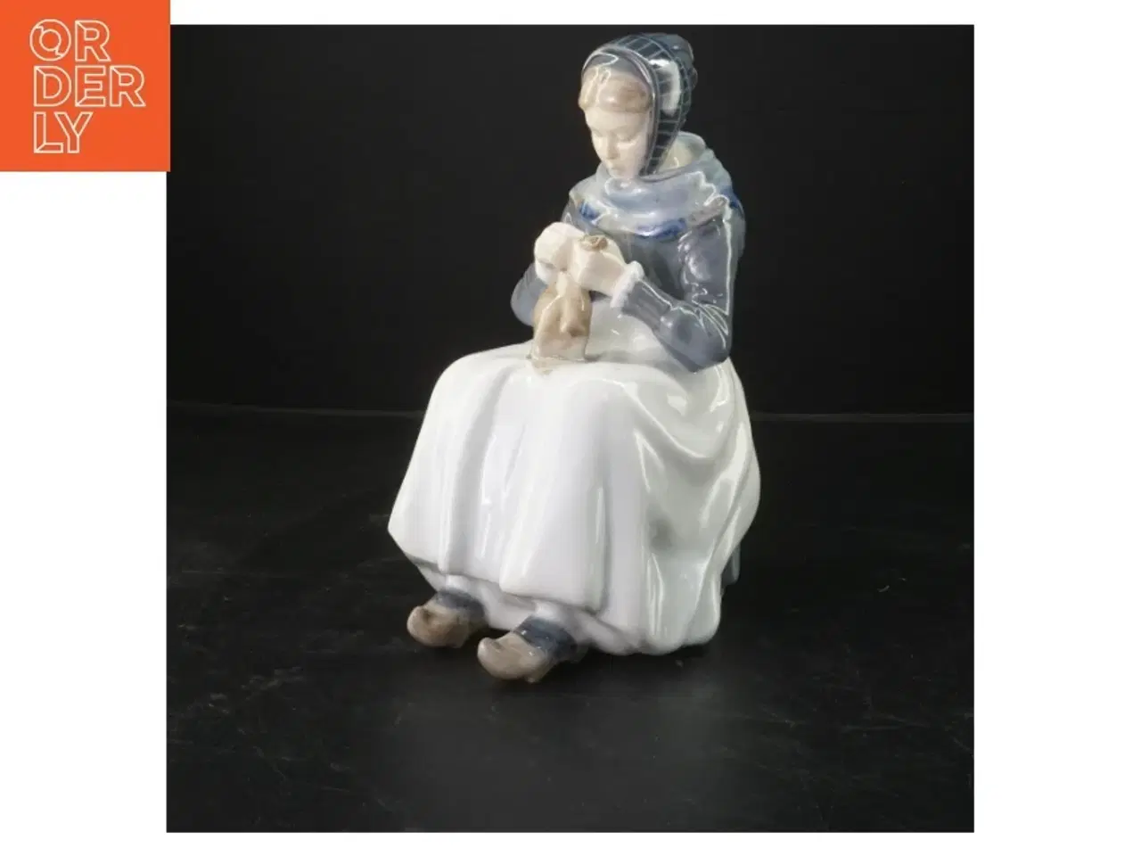 Billede 1 - Porcelænsfigur af strikkende kvinde fra Royal Copenhagen (str. 23x12 cm)