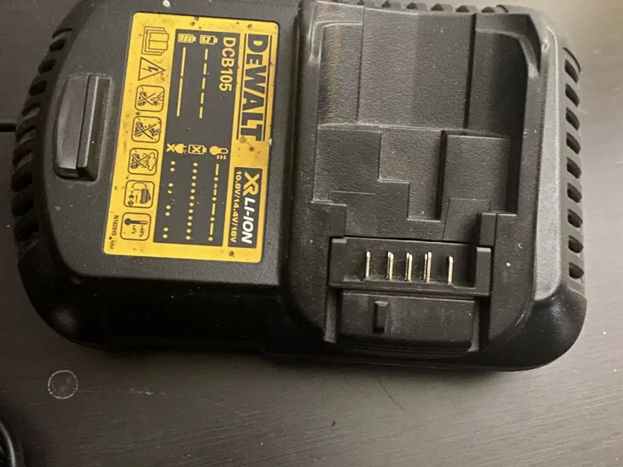 Billede 1 - DeWalt lader sælges. Lader ikke måske bare legning