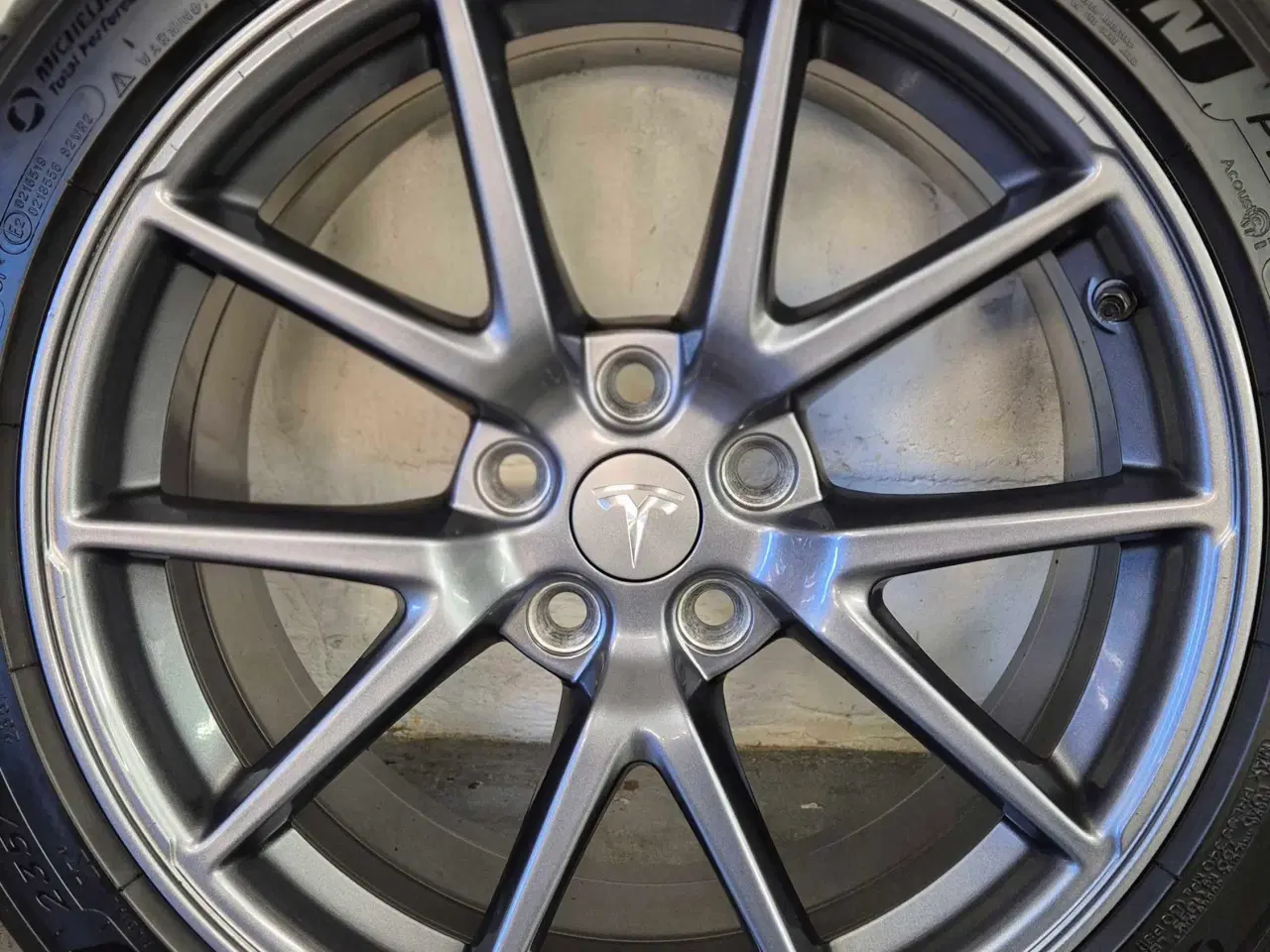 Billede 9 - TESLA MODEL 3 ORIGINAL ALUFÆLGE MED SOMMERDÆK NYE