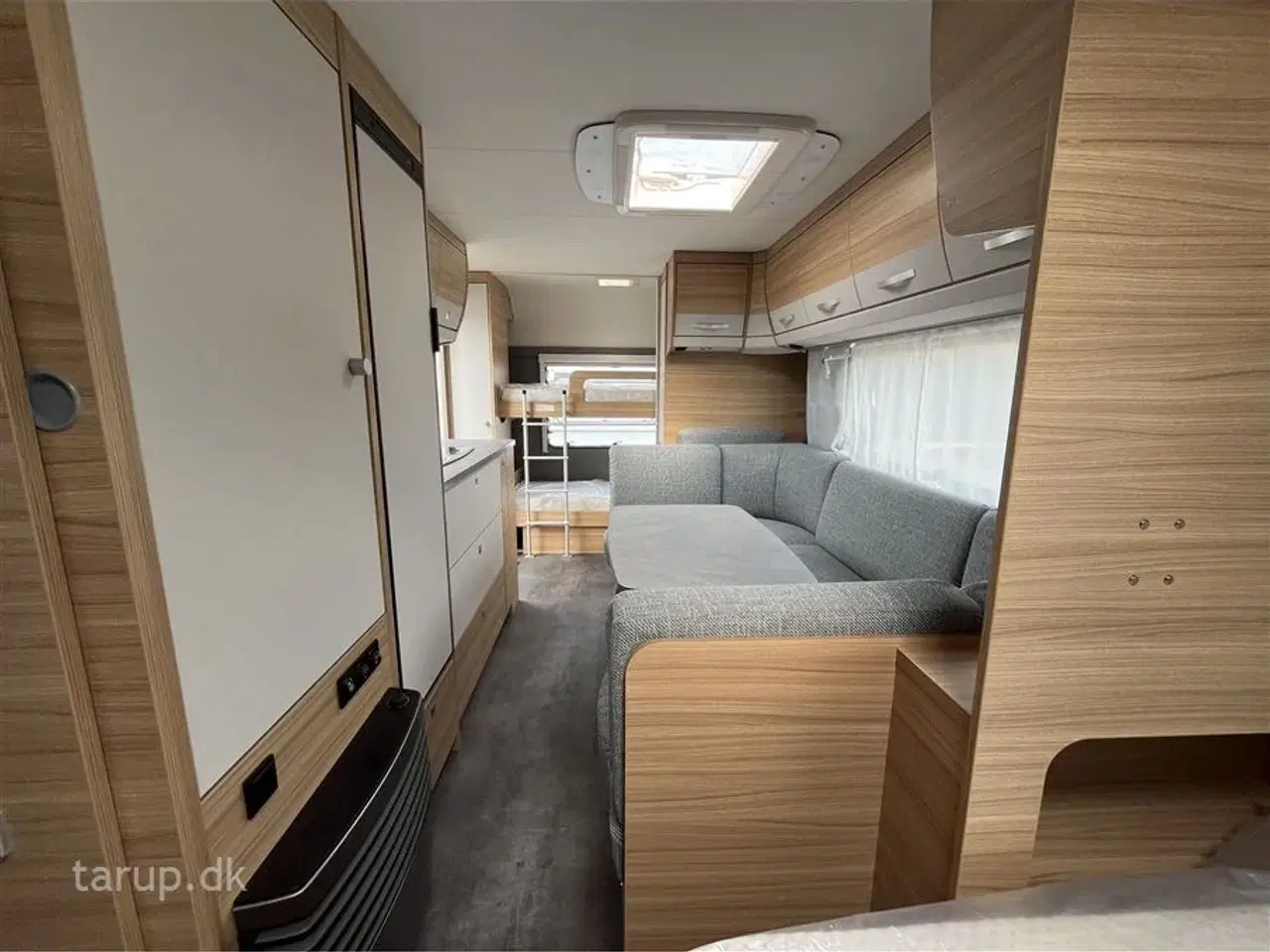 Billede 14 - 2023 - Dethleffs Camper 560 FMK    Kan opvejes til totalvægt 2000 kg. Dobbeltsengs- og køjevogn, rundsidde-gruppe, Truma varme, 3-trins el-gulv-varme, stort kølesk.