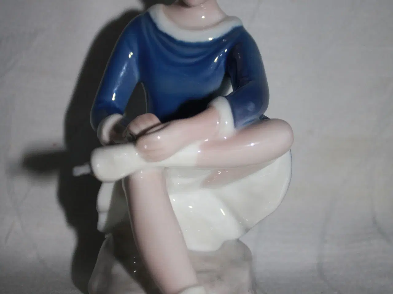 Billede 3 - Porcelænsfigur "Pige med skøjter" fra B&G