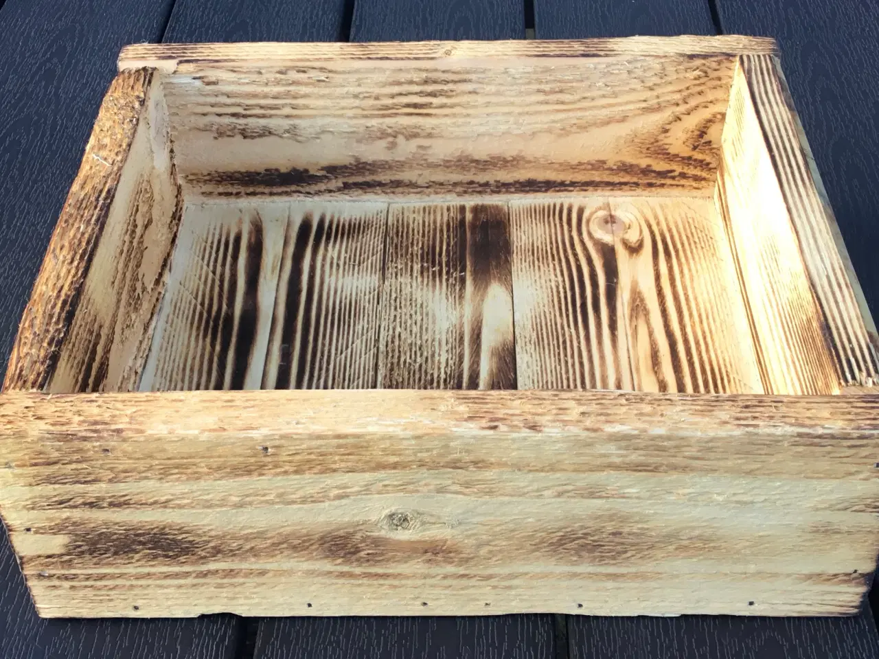 Billede 1 - Overflade brændt bakke i genbrugstræ  25 x 30