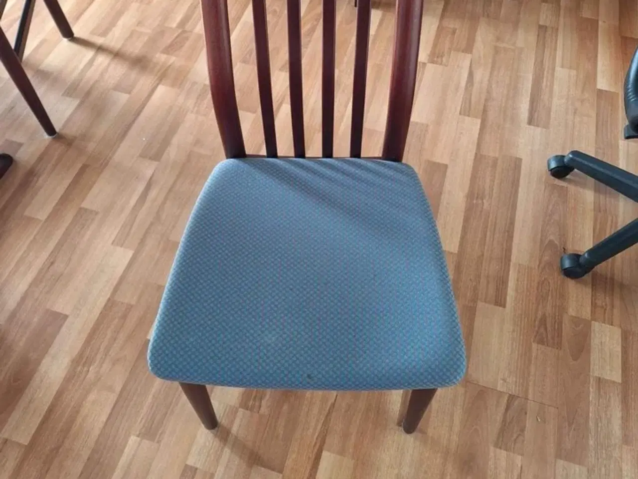 Billede 1 - Spisebord  med udtræk og 6 stole