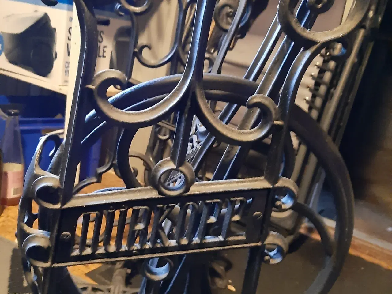 Billede 4 - Meget gammelt symaskin bord.