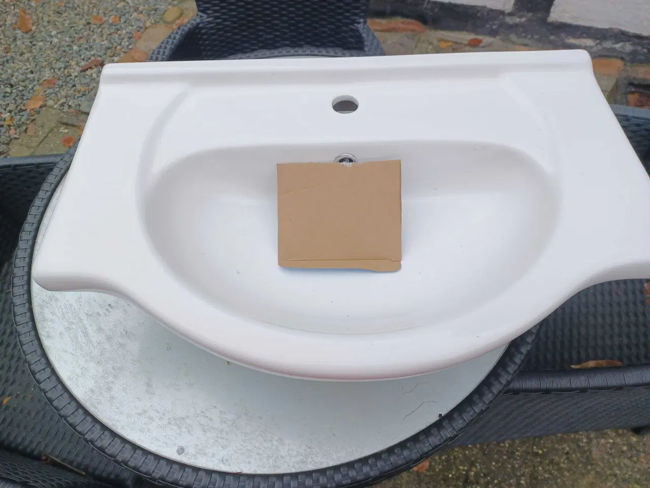 Billede 1 - Porcelænsvask til vægmontering