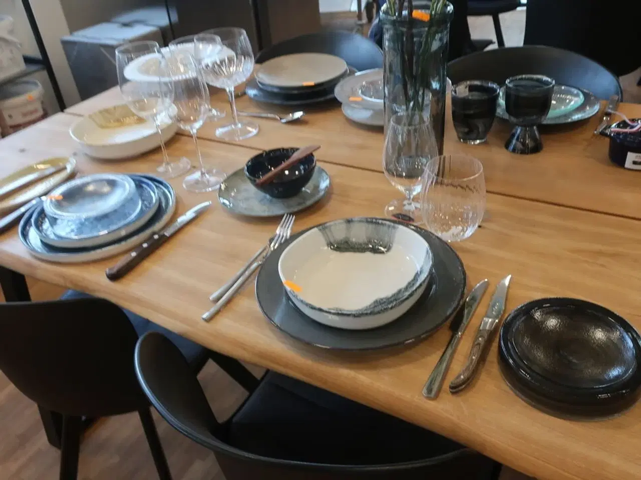 Billede 3 - Service m.v. på spisebord