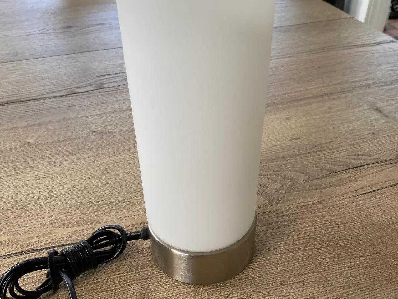Billede 1 - Bordlampe i hvidt glas 