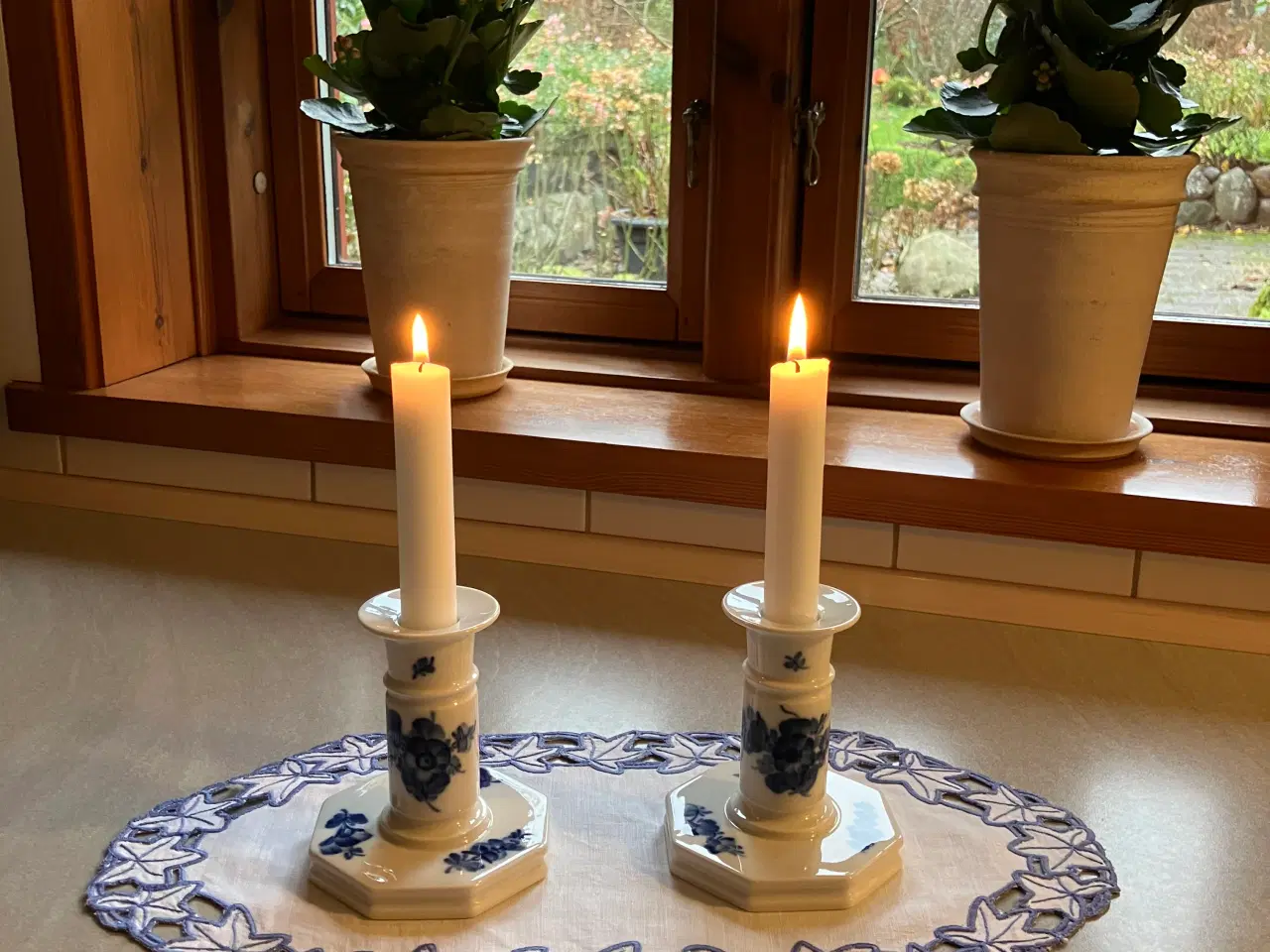 Billede 1 - Blå Blomst kantet, 2 lysestager sælges samlet.