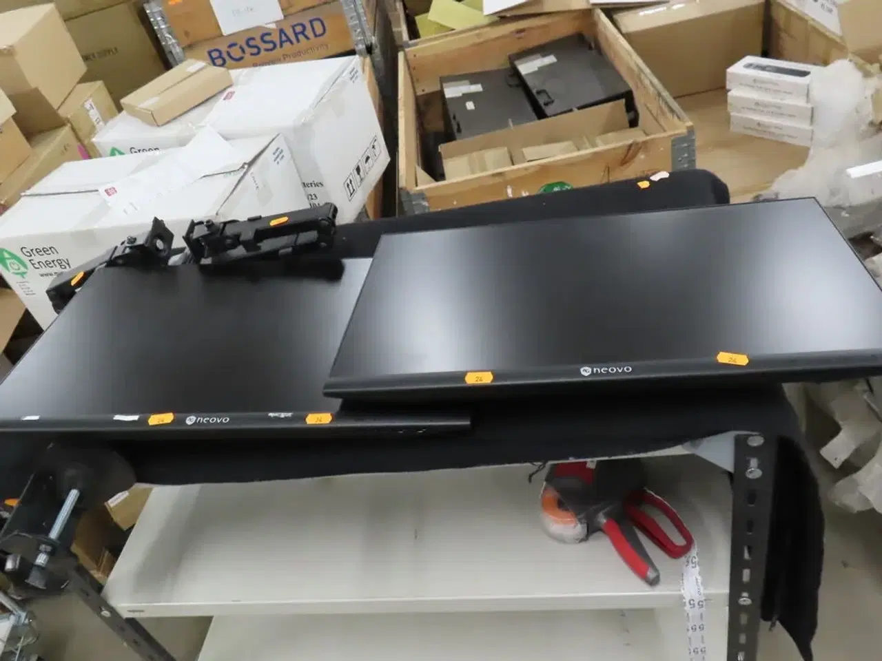 Billede 1 - 2 stk. Computerskærme samt dobbelt skærmholder