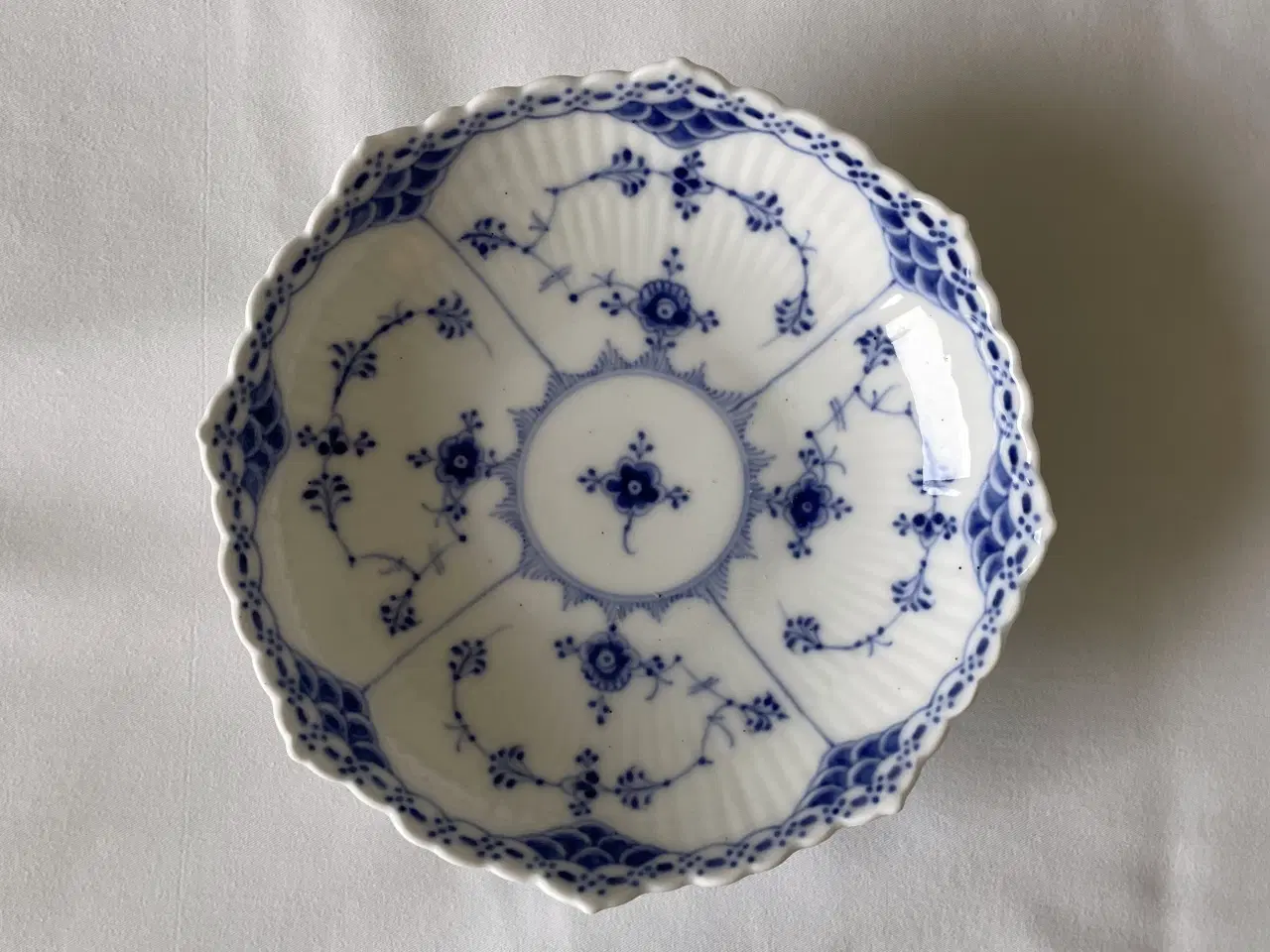 Billede 3 - Skål på fod, musselmalet halvblonde, Kgl. Porcelæn