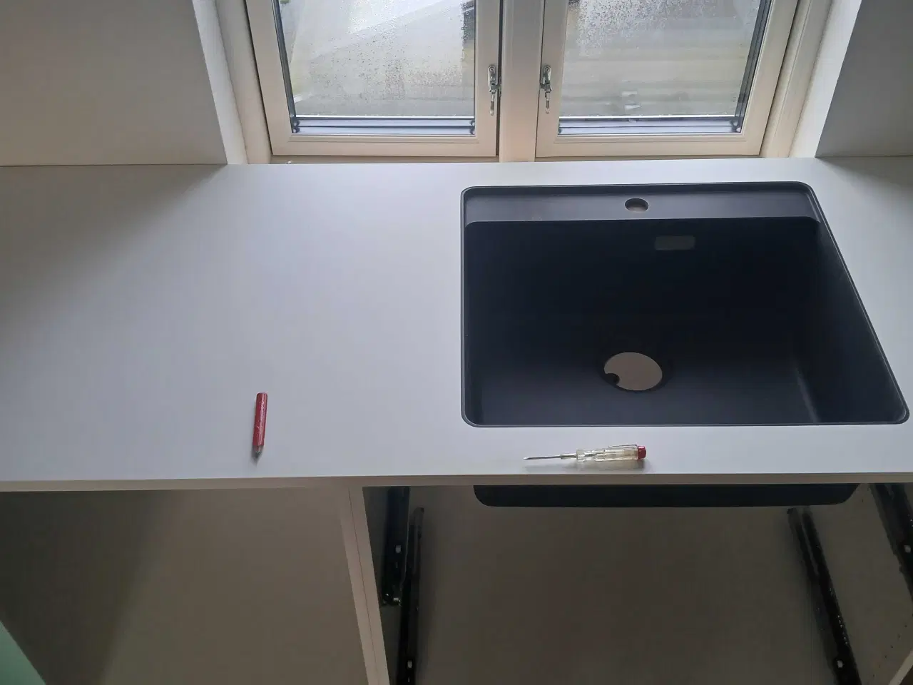 Billede 2 - Hvid laminat bordplade med underlimet vask.