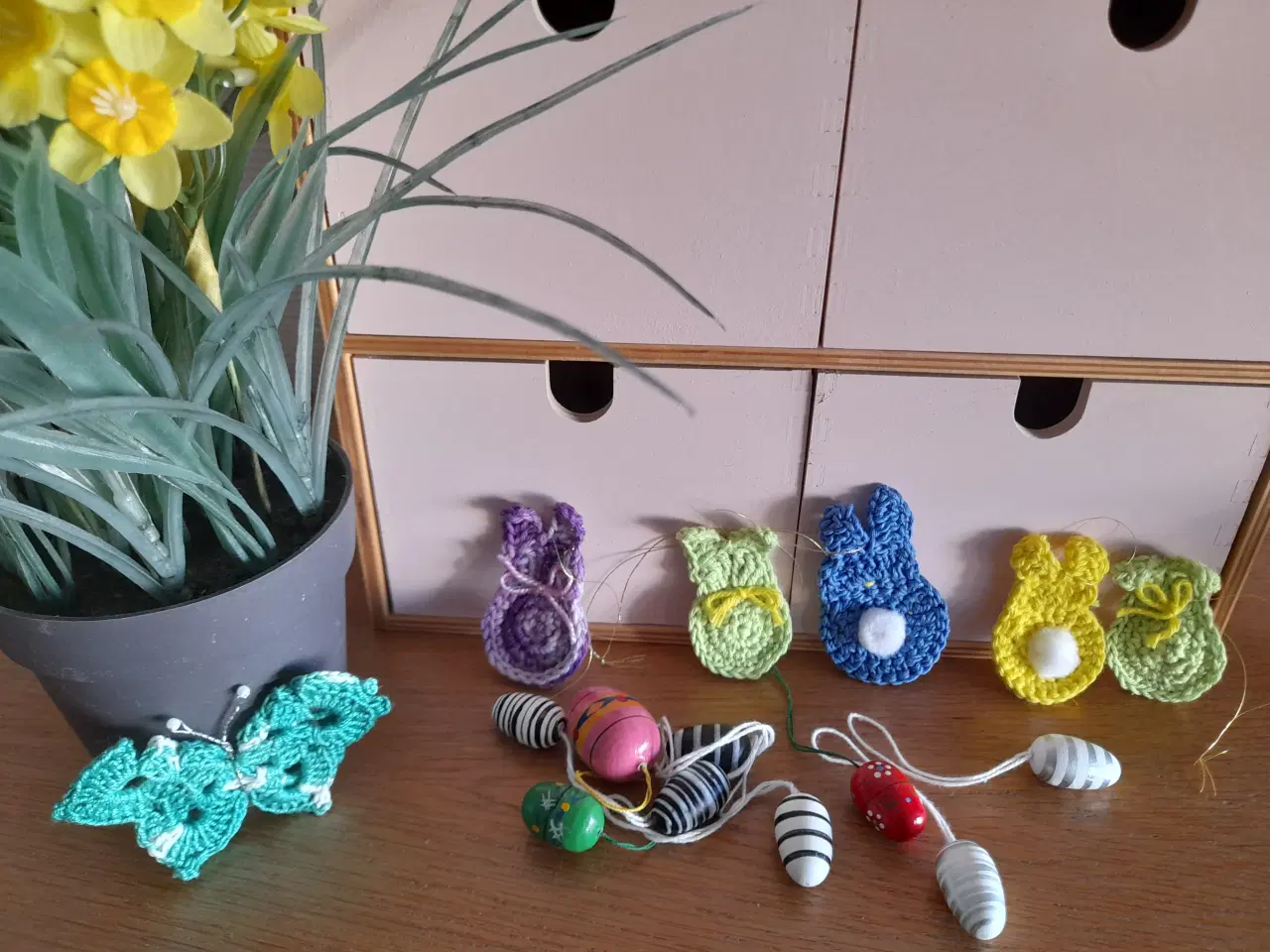 Billede 1 - Påskeophæng: Trææg eller hæklede harer/sommerfugl