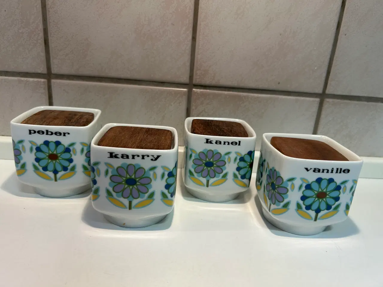 Billede 1 - 4 stk. Krydderi krukker med teak låg. VINTAGE.