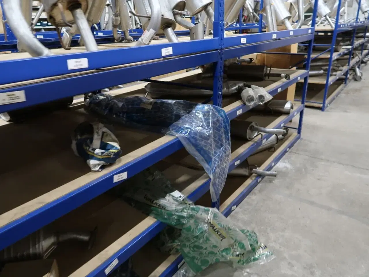 Billede 11 - Udstødninger m.v. i reol