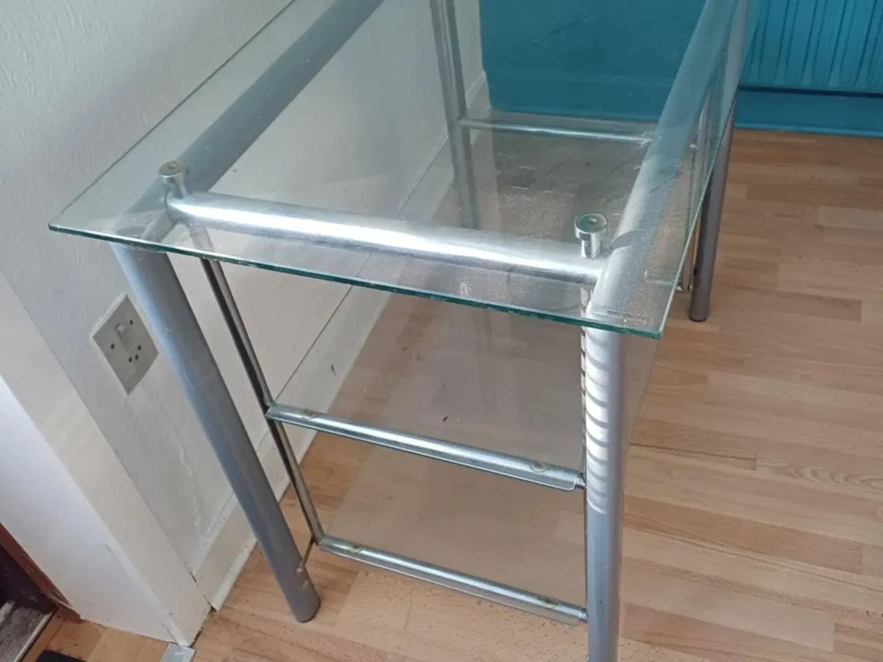 Billede 2 - Pc bord bortgives
