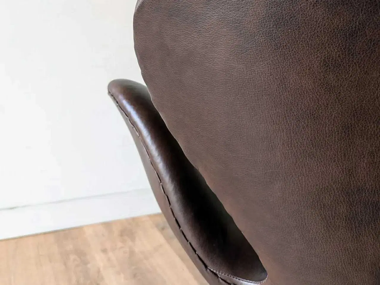Billede 7 - Svanen lænestol i chokolade læde
