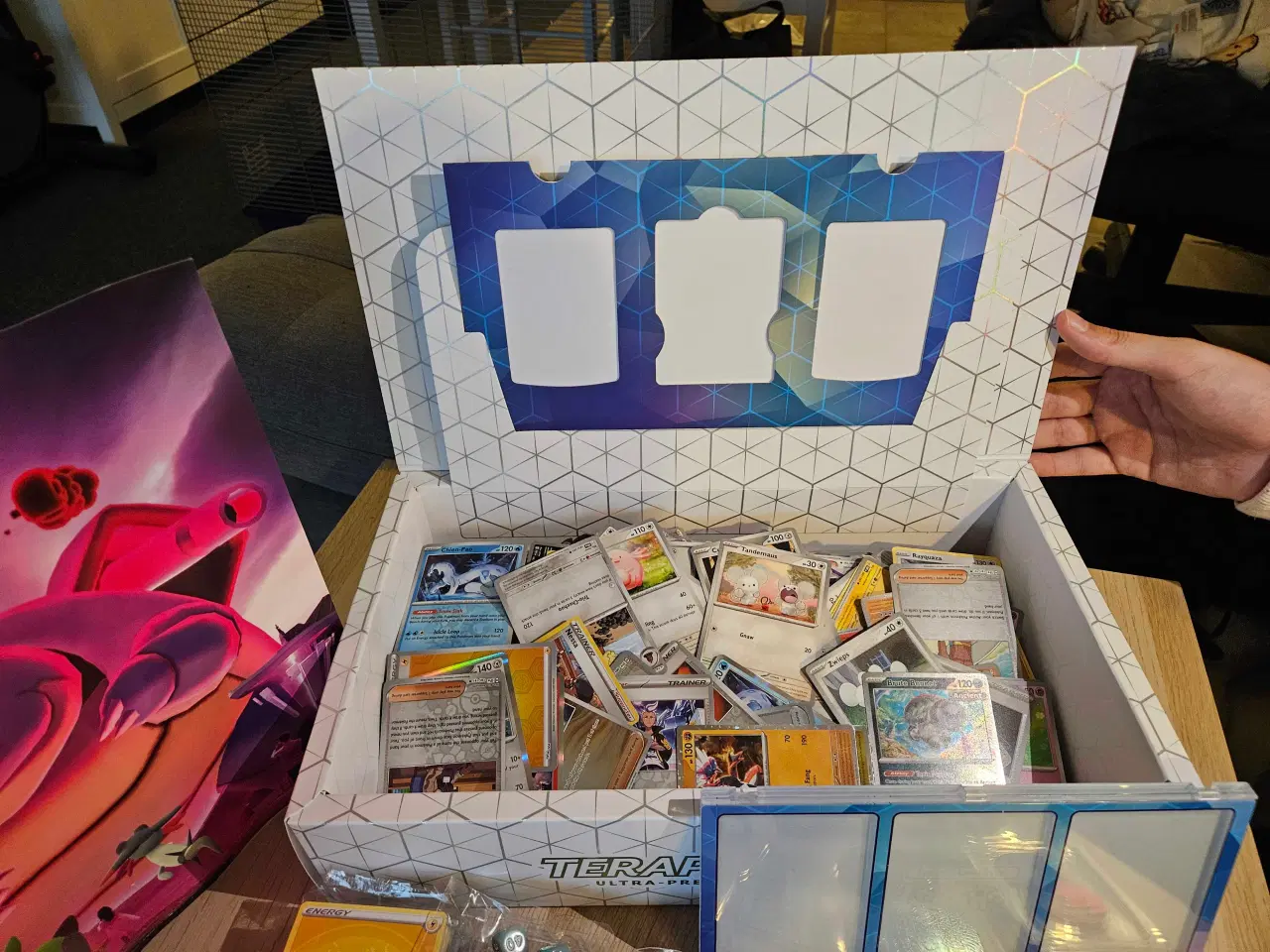 Billede 4 - Stor Pokémon boks fyldt med kort og accessories