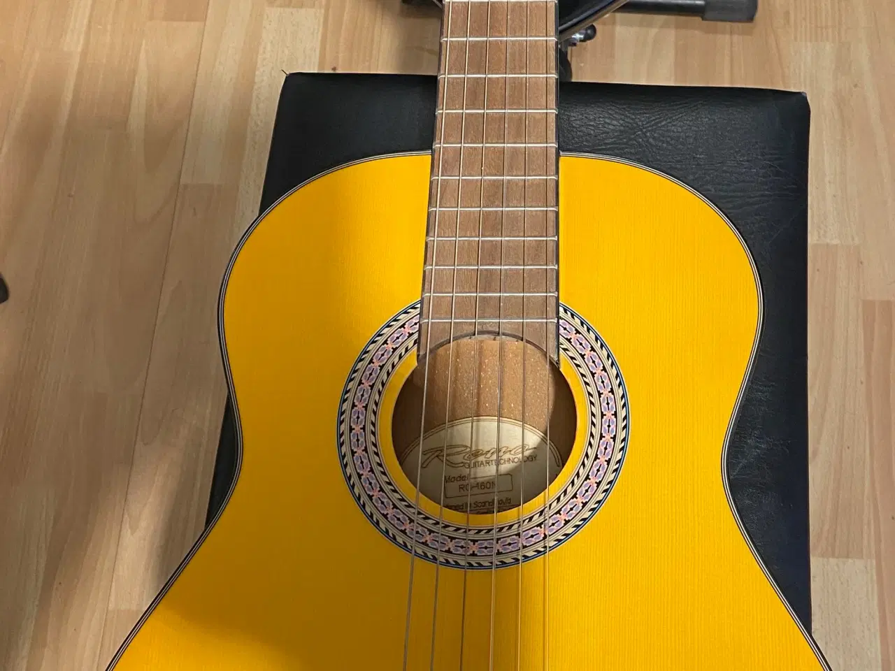 Billede 7 - 🎸 RENO RC160N Klassisk Guitar – 3/4 størrelse 🎶
