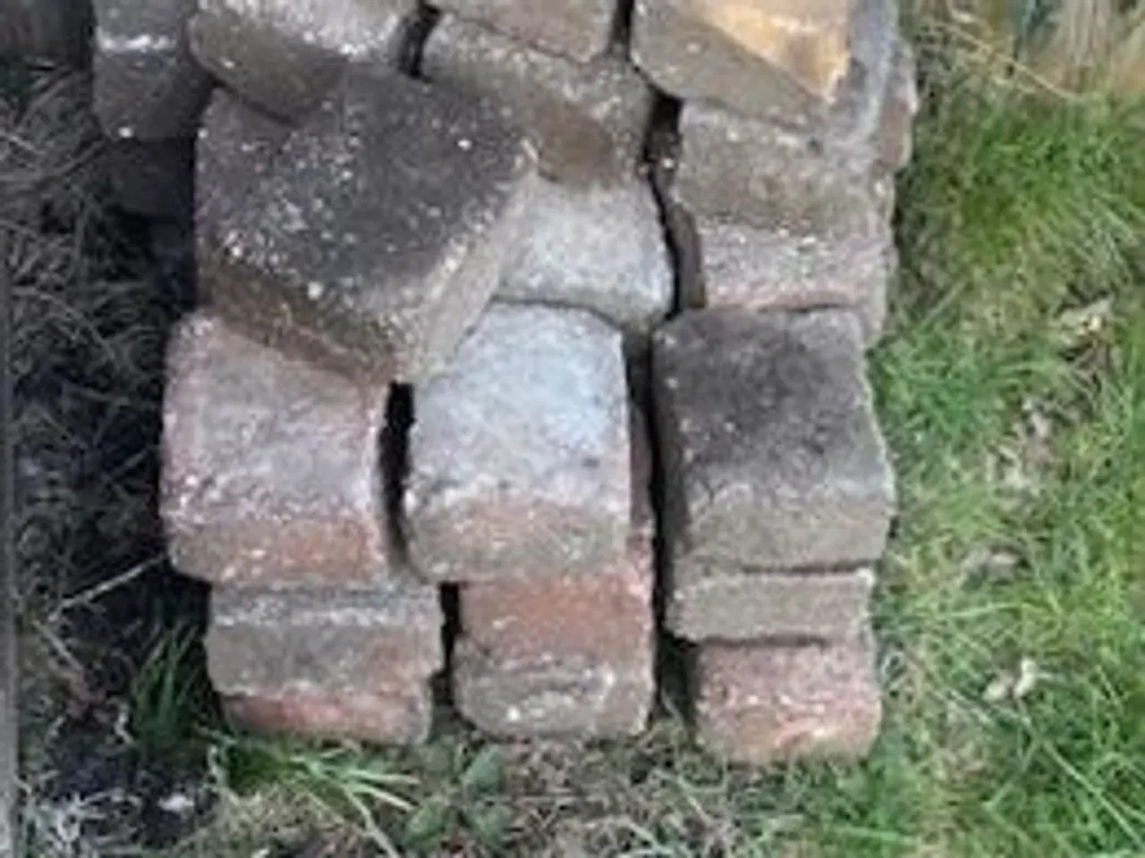 Billede 2 - Gratis betonfliser til afhentning. Er taget op.