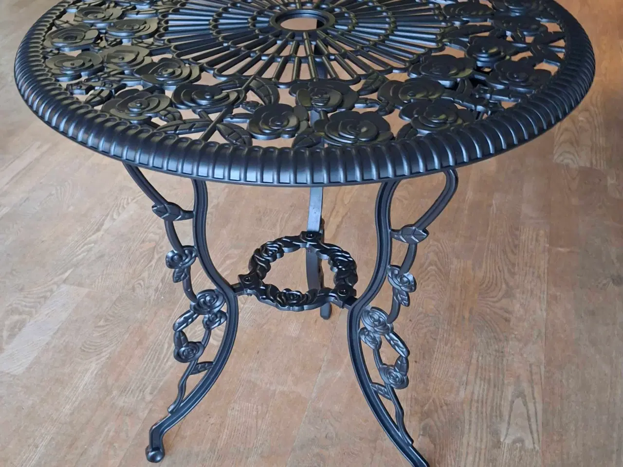 Billede 1 - Havebord / cafebord / blomsterbord