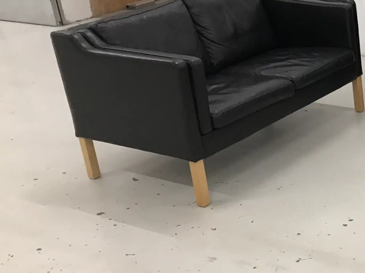 Billede 2 - 2 Pers.Sofa Ryesberg RM44 i sort okselæder