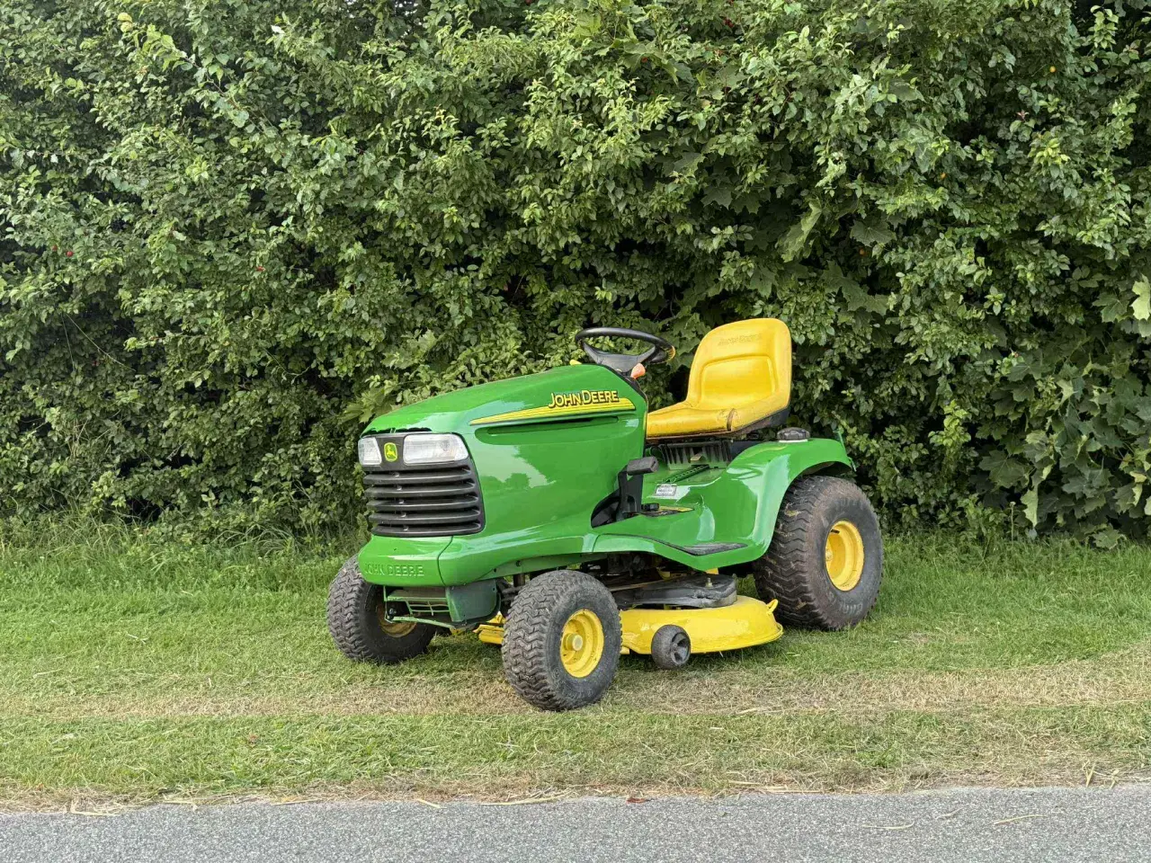 Billede 1 - John Deere LT170 – 16 hk V-Twin havetraktor (2005)