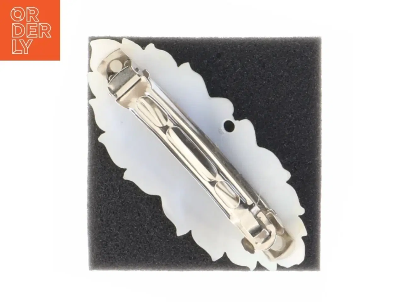 Billede 2 - Hvidt Perlemor hår spænde smykke med to kyssede turtelduer fugle (str. 9 x 3 komma 8 cm)