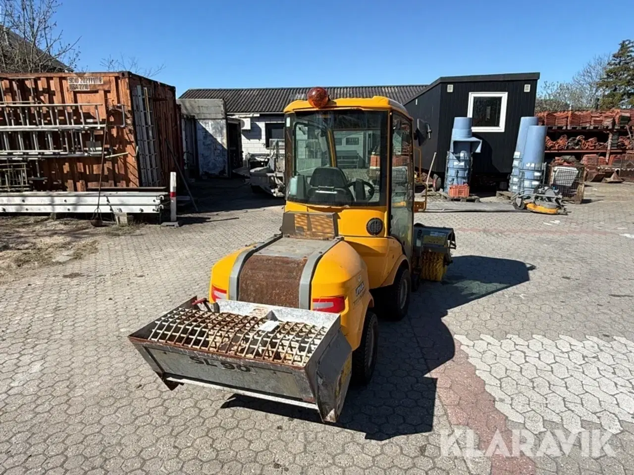 Billede 9 - Redskabsbærer Stiga Titan 26H med kost saltudlægger og klippebord