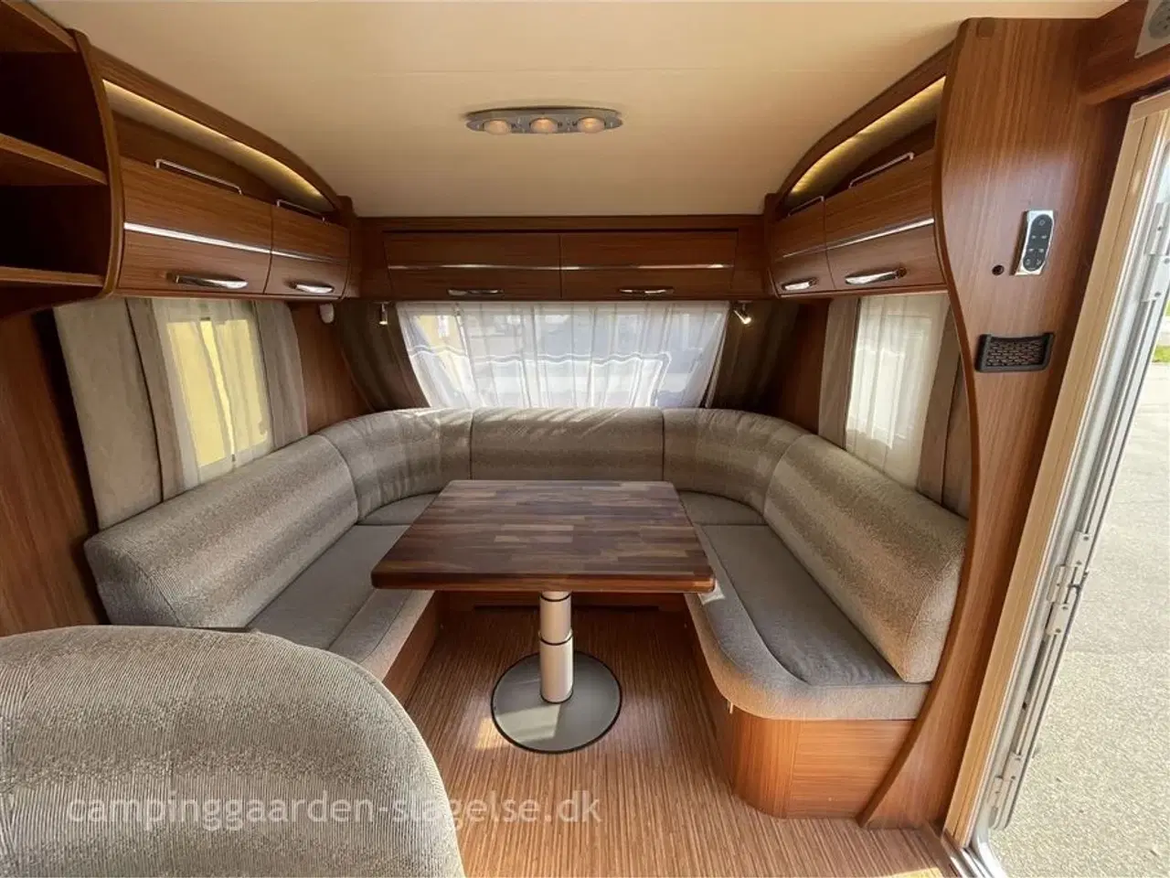 Billede 3 - 0 - Adria Alpina Supreme 743 UP   Drømmer du om camping med ægte “sommerhus på hjul”-følelse? Så er Adria Alpina Supreme 743 UP lige sagen.