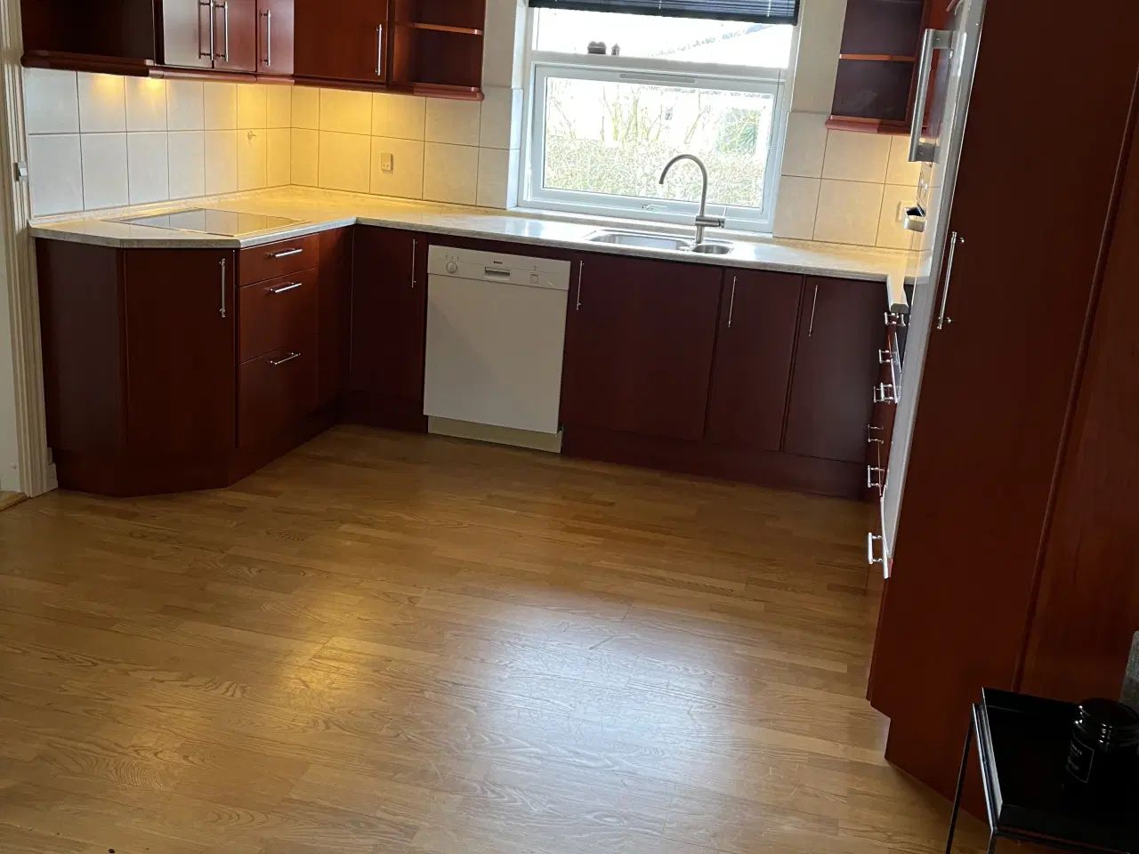 Billede 2 - Kirsebærkøkken - du skal selv nedtage køkken