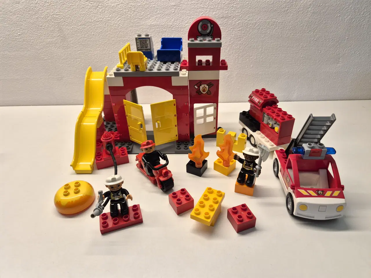 Billede 1 - Duplo Brandstation med brandbil og figurer