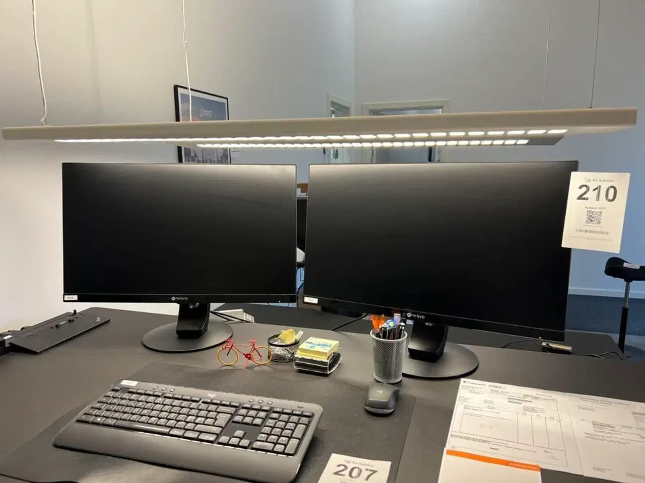 Billede 1 - 2 stk. NEOVO 27" skærme, tastatur, mus og dockingstation