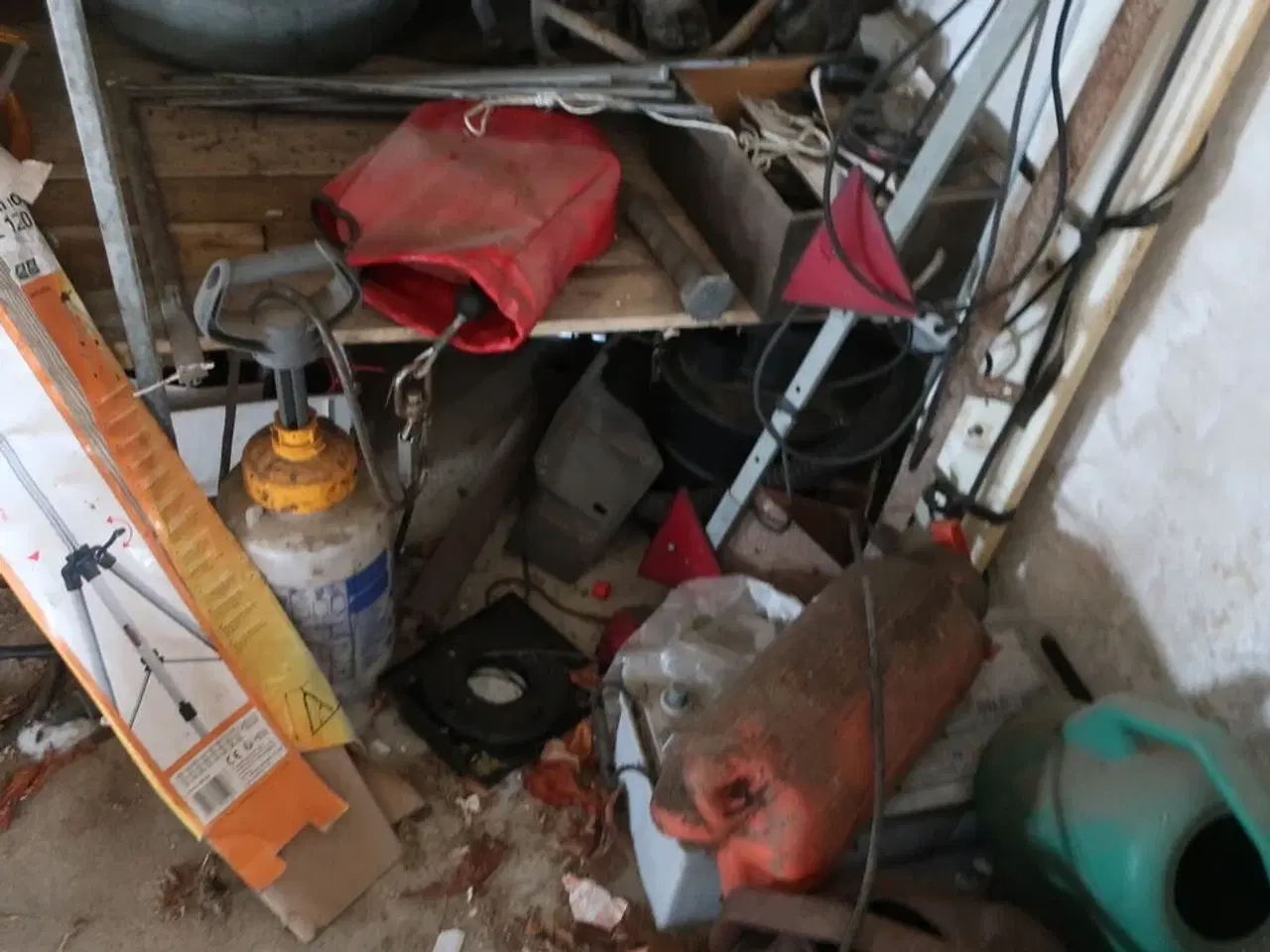 Billede 17 - Reol med div. Reservedele og varelager samt rullevogn med indhold m.m.