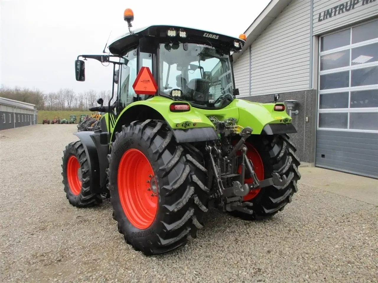 Billede 12 - CLAAS ARION 550 C-matic med frontlift, affjedret foraksel og affjedret kabine.