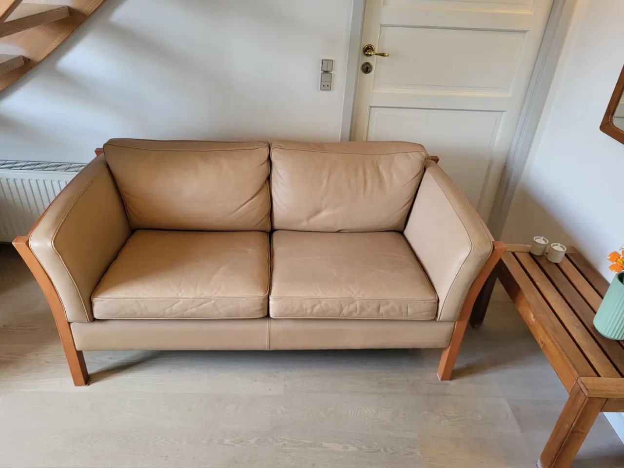 Billede 5 - Brun lædersofa i træramme